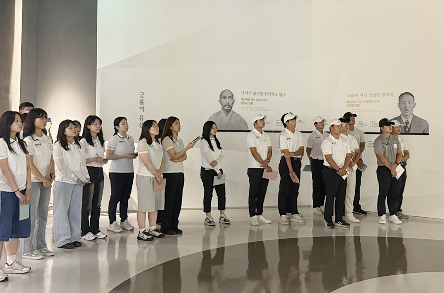 자생의료재단 필리핀 의료봉사에 참여한 관계자들이 단체사진을 촬영하고 있다.  | 자생한방병원・자생의료재단