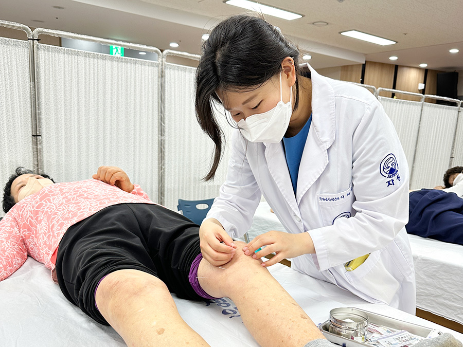 자생의료재단 의료진이 임시진료소를 찾은 고령 농민에게 침치료를 하고 있다.  | 자생한방병원・자생의료재단