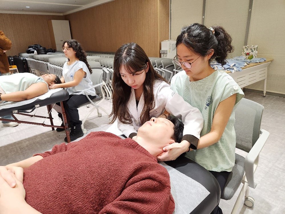 ‘2026 자생메디컬아카데미 겨울 인턴십 프로그램’에 참여한 학생들이 한의치료를 체험하는 모습 | 자생한방병원・자생의료재단