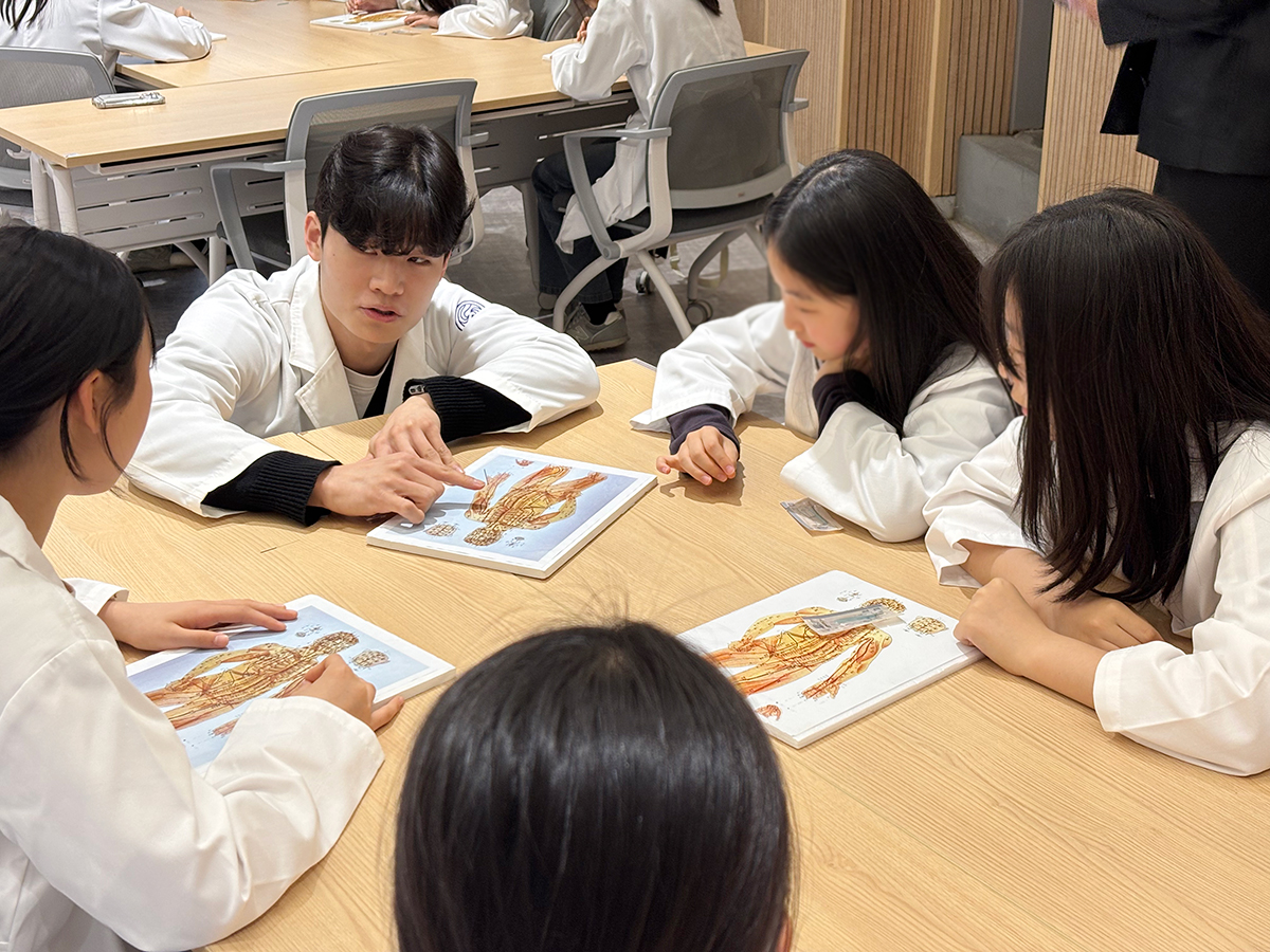 자생한방병원 한의사가 대치중학교 학생들에게 신체 구조에 대해 설명하고 있다. | 자생한방병원・자생의료재단