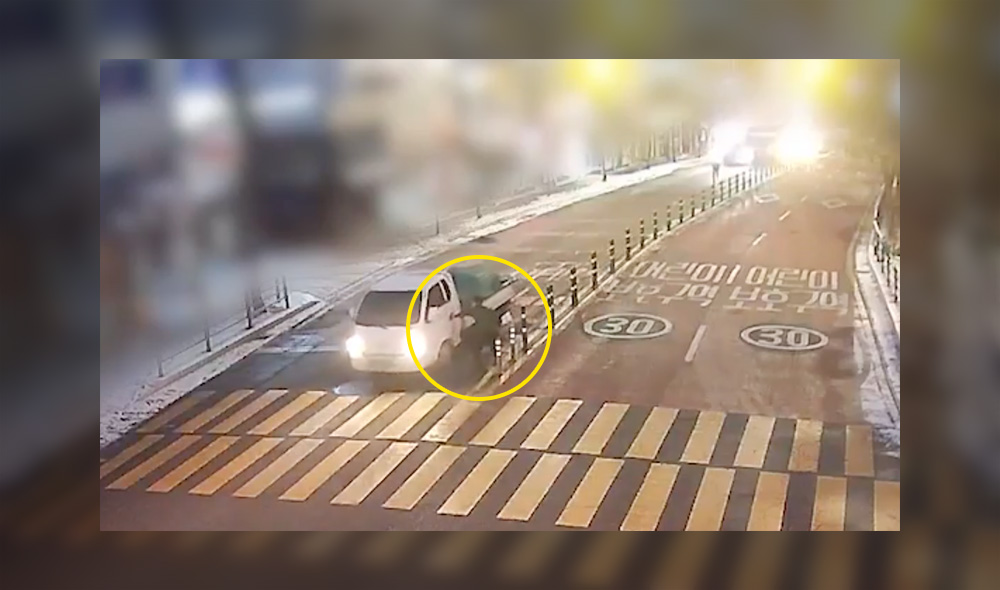 양명석 의인이 화물차의 운전석을 확인 후 사고를 막기 위해 차량에 탑승하는 모습 (출처 : 뉴스1) | 자생한방병원・자생의료재단