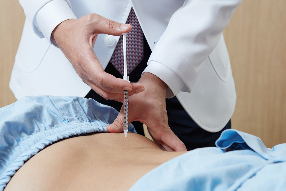 자생한방병원 의료진이 교통사고 환자에게 약침 치료를 실시하고 있다 | 자생한방병원・자생의료재단