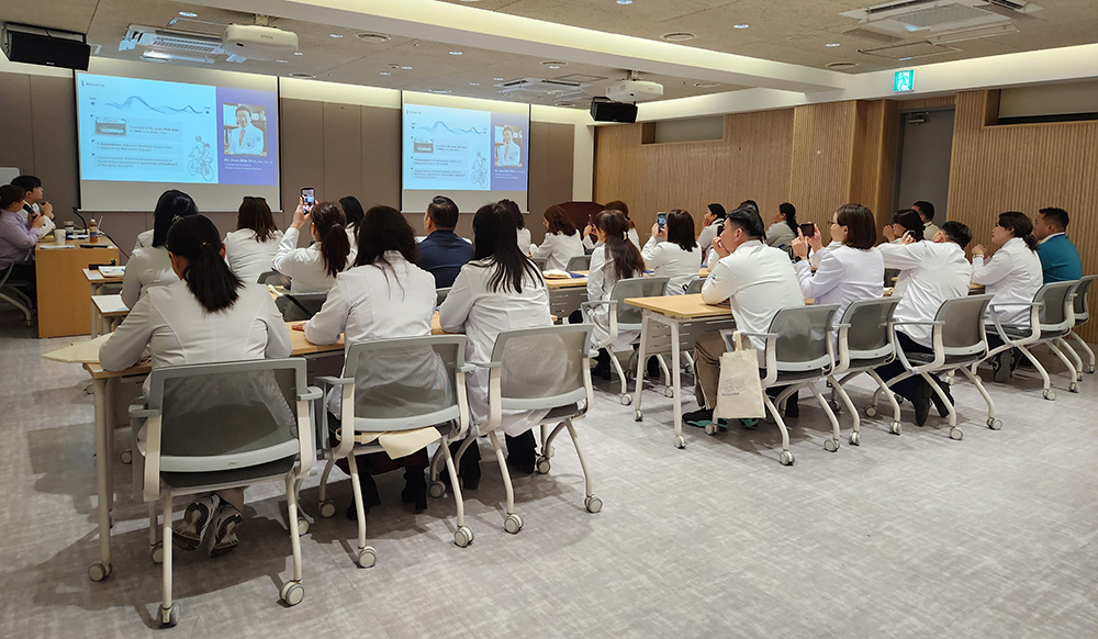 ‘자생한방병원 한의 치료법 설명회’에 참여한 몽골 의료진들이 한의학 및 통합의학 이론 강의를 듣고 있다. | 자생한방병원・자생의료재단
