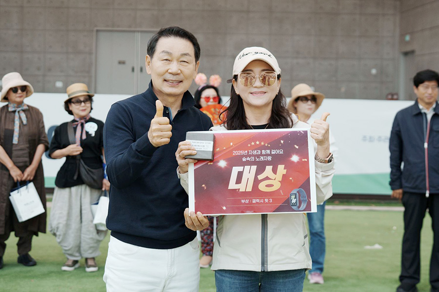박병모 자생의료재단 이사장(왼쪽)이 ‘자생과 함께 걸어요’ 숲속의 노래자랑 시상식에서 대상 수상자와 기념사진을 촬영하고 있다. | 자생한방병원・자생의료재단