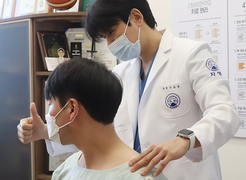 급성 경항통 환자에게 의료진이 동작침법을 실시하고 있다.(출처 : 자생한방병원) | 자생한방병원・자생의료재단