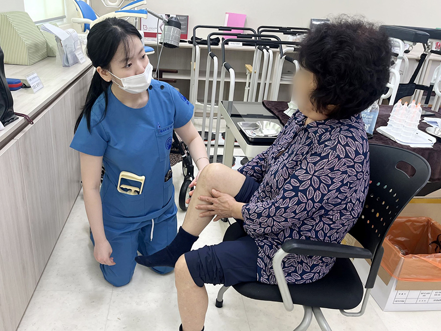 부산자생한방병원 의료진이 몰운대종합사회복지관을 찾아 의료봉사를 하고 있다. | 자생한방병원・자생의료재단