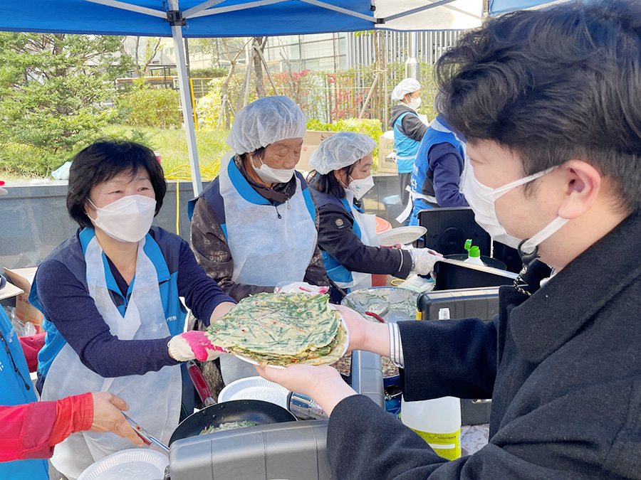 자생봉사단원들이 바자회 먹거리 장터에서 음식을 판매하고 있다.  | 자생한방병원・자생의료재단