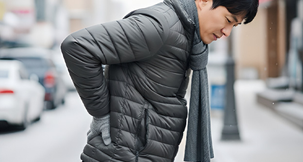 겨울에 심해지는 허리 통증, 진짜 원인은? - 자생의료재단