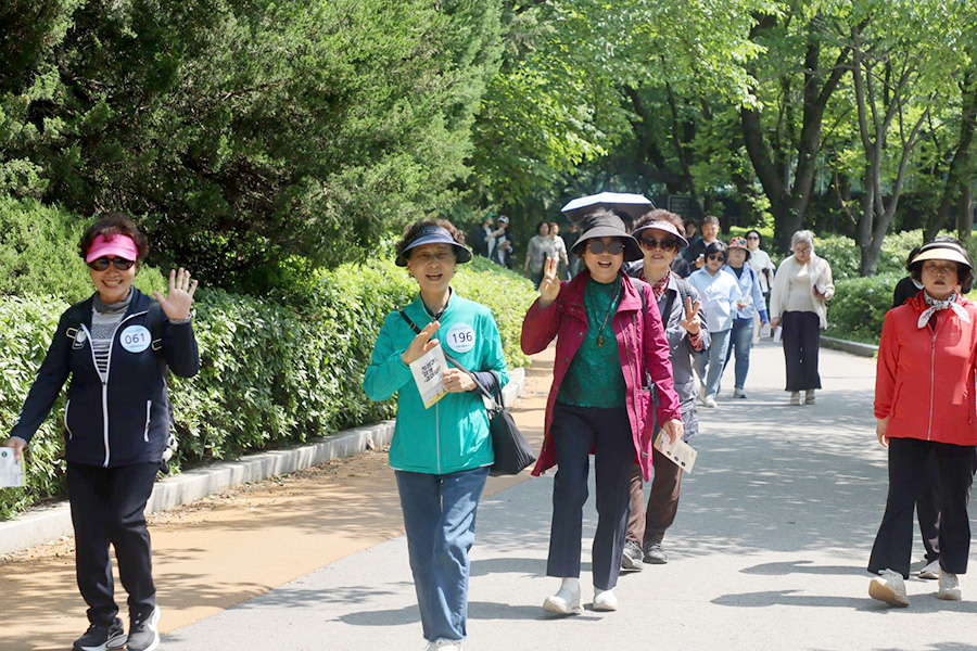 ‘자생과 함께 걸어요’ 행사 참가자들이 서울 어린이대공원 코스를 걷고 있다. | 자생한방병원・자생의료재단