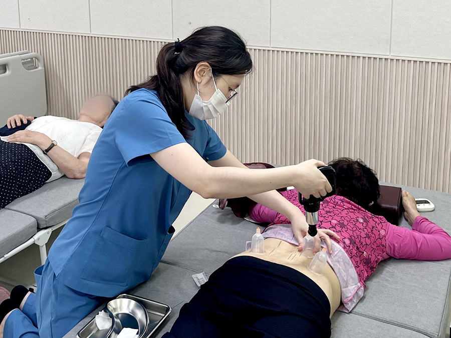 부산자생한방병원 의료진이 몰운대종합사회복지관을 찾아 의료봉사를 하고 있다. | 자생한방병원・자생의료재단