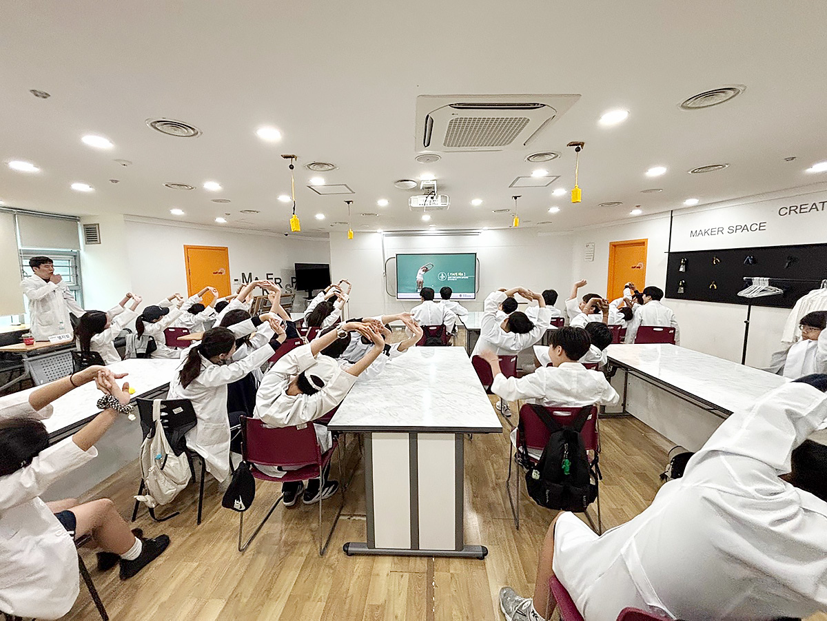 한의사 직업체험에 참여한 구룡중학교 학생들이 자생 척추체조를 하고 있다  | 자생한방병원・자생의료재단