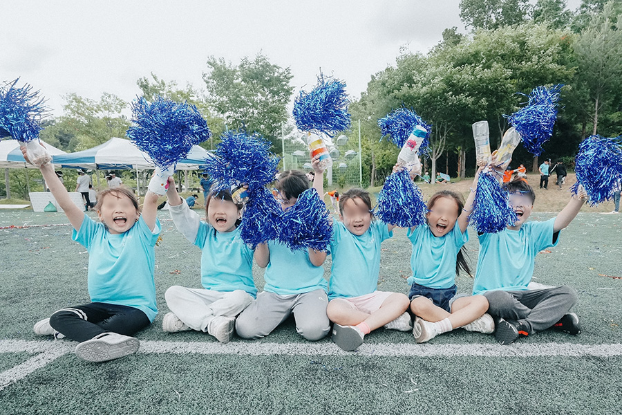 자생 꿈나무 올림픽에 참가한 광주광역시 지역아동센터 어린이들이 응원을 펼치고 있다 | 자생한방병원・자생의료재단