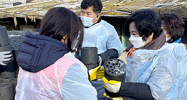 구룡마을 취약계층에 ‘사랑의 연탄’ 나눔 봉사, “연탄으로 겨울철 온정 나눠요” - 자생의료재단