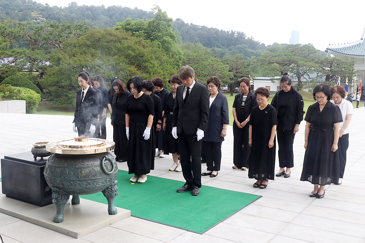 자생의료재단 임직원과 자생봉사단 회장단이 국립서울현충원에서 호국영령을 위한 묵념을 하고 있다. | 자생한방병원・자생의료재단