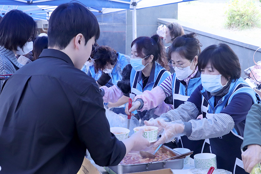 자생봉사단원들이 ‘제11회 자생 희망드림 자선바자회’에서 먹거리를 판매하고 있다 | 자생한방병원・자생의료재단