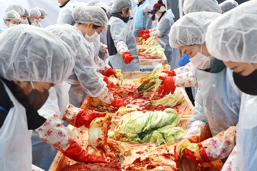 자생한방병원 임직원과 자생봉사단이 김장을 하고 있다 | 자생한방병원・자생의료재단