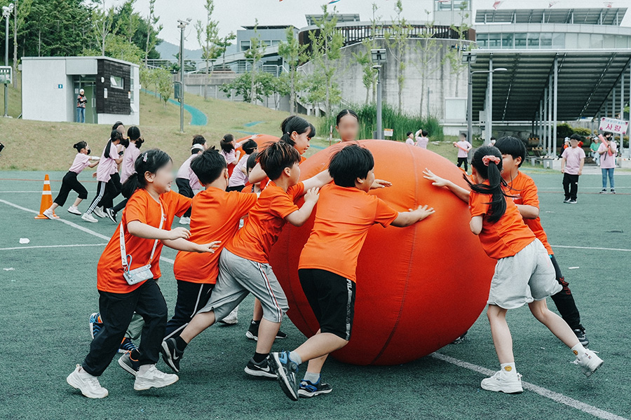 자생 꿈나무 올림픽에 참가한 광주광역시 지역아동센터 어린이들이 공굴리기를 하고 있다 | 자생한방병원・자생의료재단