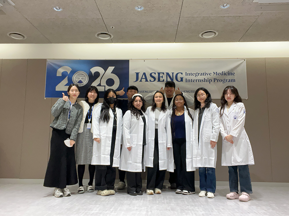 ‘2026 자생메디컬아카데미 겨울 인턴십 프로그램’에 참여한 학생들과 관계자들이 기념촬영을 하고 있다 | 자생한방병원・자생의료재단