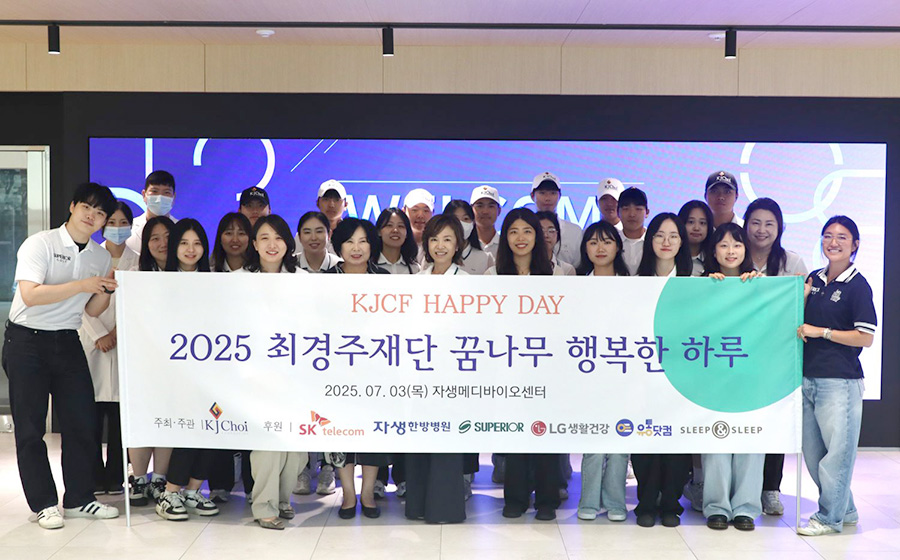신민식 자생의료재단 사회공헌위원장이 필리핀 한국전 참전용사 가족을 진료하고 있다. | 자생한방병원・자생의료재단