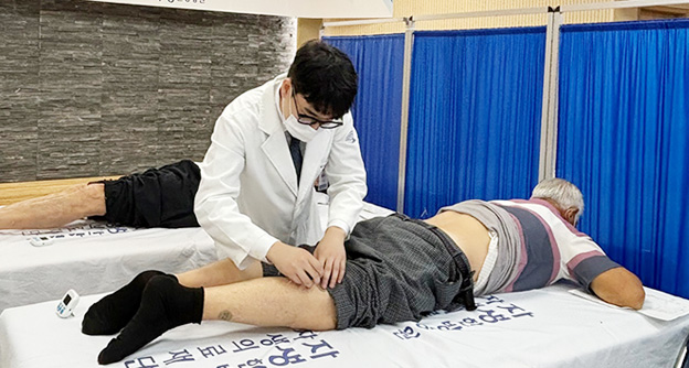 자생한방병원·자생의료재단, 가을맞이 '한방 의료봉사활동' 실시 - 자생의료재단