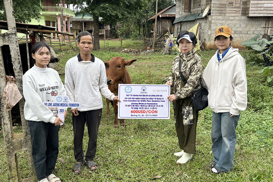 자생의료재단이 베트남 꽝찌성에 암소를 기증하고 있다 | 자생한방병원・자생의료재단