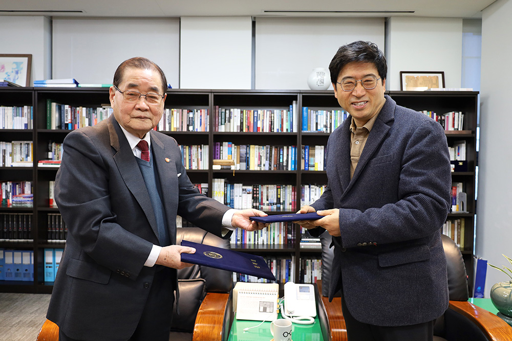 신민식 자생의료재단 사회공헌위원장(오른쪽)과 이종찬 광복회장이 서명한 협약서를 주고받고 있다. | 자생한방병원・자생의료재단