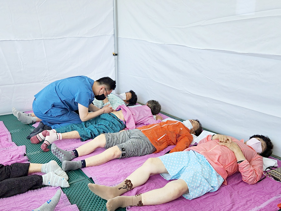 창원자생한방병원 강인 병원장이 진료소를 찾은 고령 주민들에게 침치료를 실시하고 있다 | 자생한방병원・자생의료재단