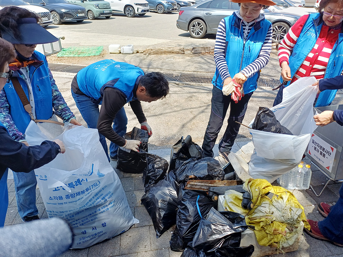 일산자생한방병원 관계자들과 일산자생봉사단원들이 고봉산에서 수거한 쓰레기를 정리하고 있다. | 자생한방병원・자생의료재단