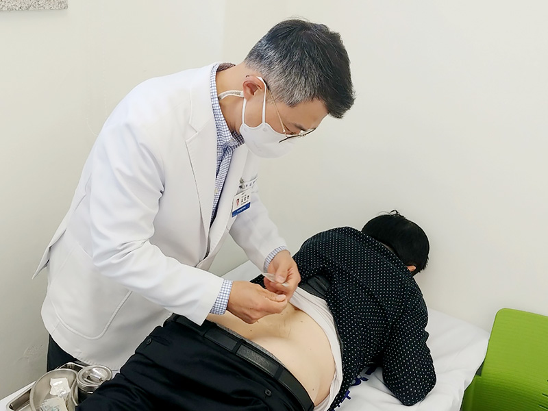 대전자생한방병원 김창연 병원장이 지역 노인에게 침 치료를 실시하고 있다. | 자생한방병원·자생의료재단