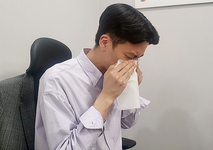 한 직장인이 알레르기 비염으로 재채기를 하고 있다. | 자생한방병원·자생의료재단