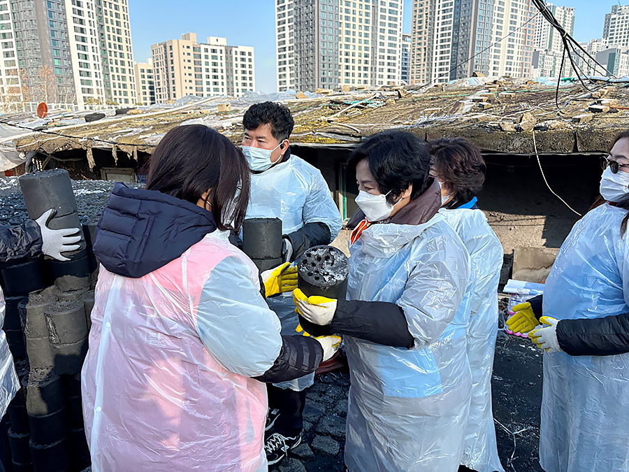 ] 자생한방병원 임직원들이 ‘사랑의 연탄 나누기 행사’에 참석해 연탄을 나르고 있다. | 자생한방병원・자생의료재단