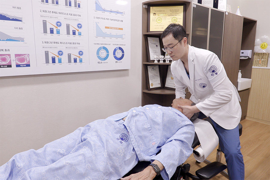 잠실자생한방병원 김석환 원장에게 추나요법을 받고 있는 리차드 민 | 자생한방병원・자생의료재단