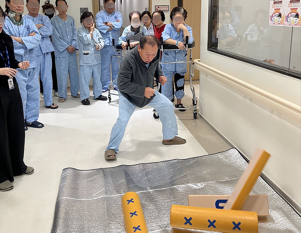부산자생한방병원 환자들이 설 명절 윷놀이 이벤트에 참여하고 있다. | 자생한방병원・자생의료재단
