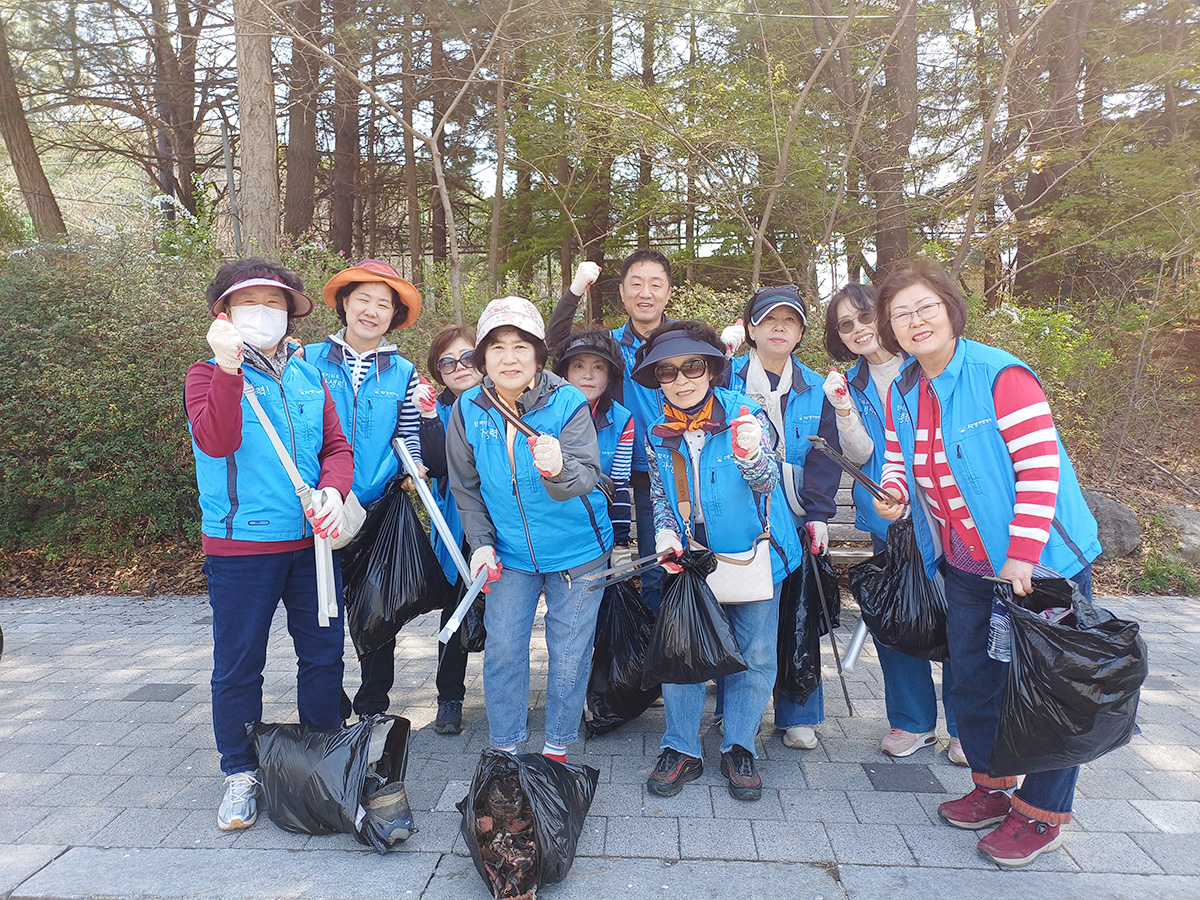 고봉산 환경 정화 활동을 마친 일산자생한방병원 관계자들과 일산자생봉사단원들이 기념촬영을 하고 있다. | 자생한방병원・자생의료재단