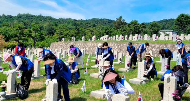 자생한방병원·자생의료재단,  호국보훈의 달 맞아 현충원 묘역정화 봉사활동 펼쳐 - 자생의료재단