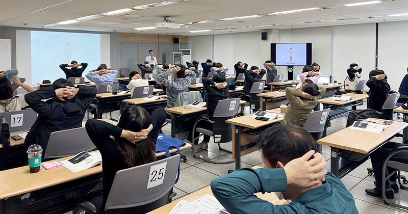 대구자생한방병원 주환수 원장이 대구광역시 공무원들에게 한의학 강연을 진행하고 있다.  | 자생한방병원・자생의료재단