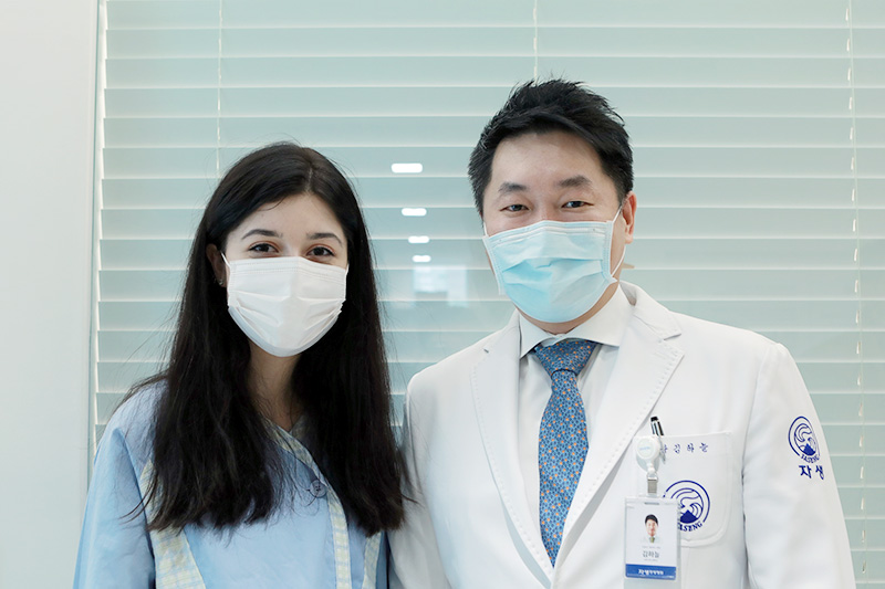 자생한방병원 김하늘 국제진료센터장(오른쪽)과 독립운동가 최재형 선생의 후손 박엘레나 양(왼쪽)이사진 촬영을 하고 있다 | 자생한방병원·자생의료재단