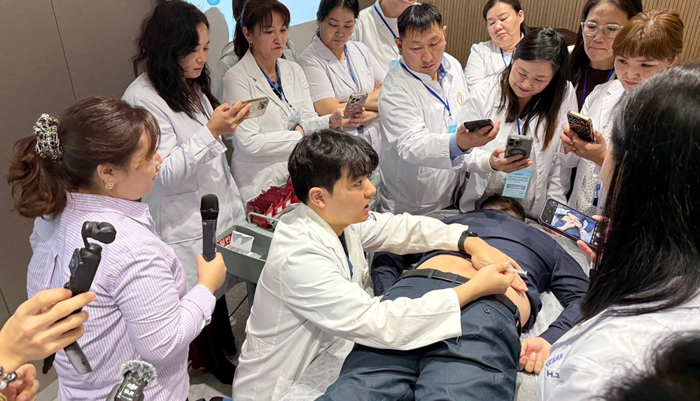 ‘자생한방병원 한의 치료법 설명회’에 참여한 몽골 의료진들이 한의통합치료 시연 강의를 듣고 있다. | 자생한방병원・자생의료재단