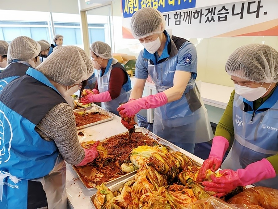 청주자생한방병원 최우성 병원장과 자생봉사단원들이 김장김치를 마련하고 있다 | 자생한방병원・자생의료재단 