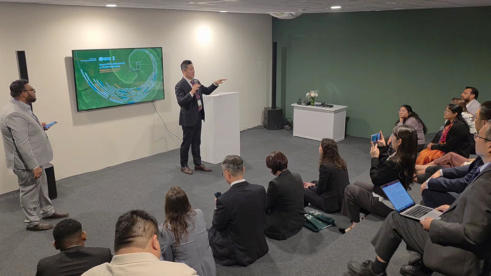 부산자생한방병원 김하늘 병원장이 WHO 전통의학 글로벌 서밋에서 한의학을 소개하고 있다 | 자생한방병원・자생의료재단