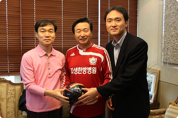 자생한방병원과 한의 FC 한의사 축구팀의 유니폼 제작 후원 기념사진