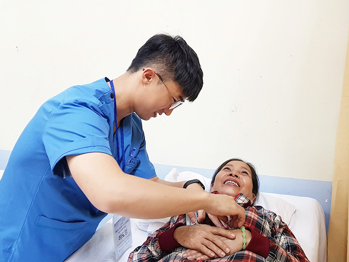 [사진설명] 자생한방병원 의료진이 베트남 환자에게 한방 치료를 실시하고 있다.