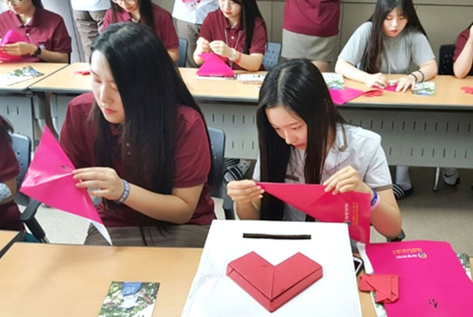 자생의료재단 종이접기 캠페인에 참여한 경기 포천시 송우고등학교 재학생