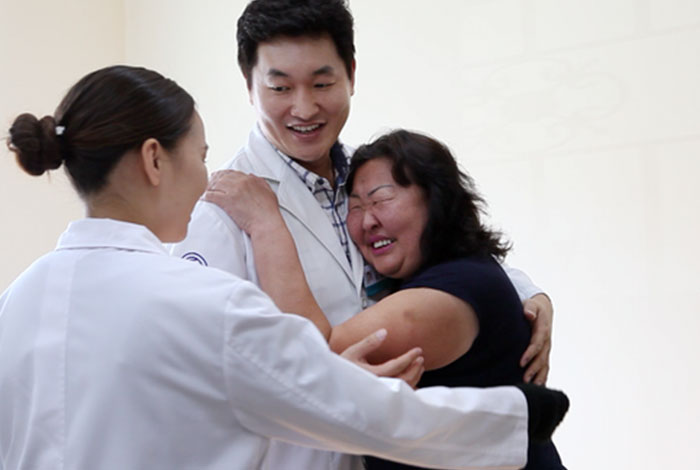 자생한방병원 나눔의료 사업에 환자로 선정된 몽골 의사 강 울지(Gan-Ulzii) 씨와 김하늘 원장