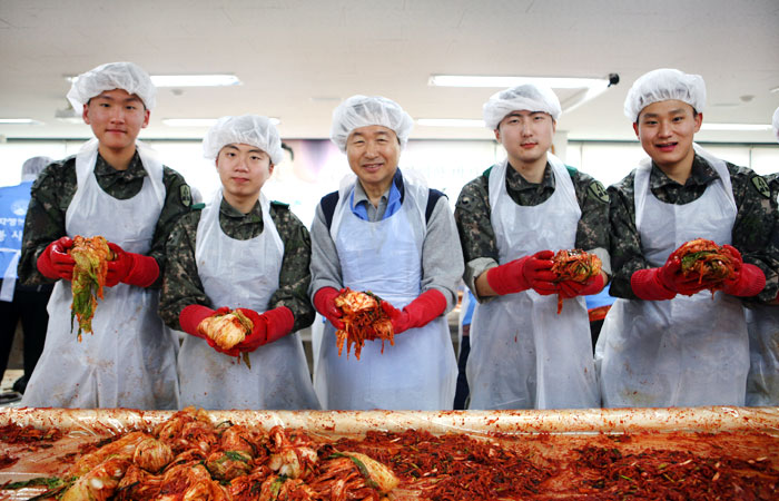 자생의료재단 김장김치행사에 참가한 신준식 이사장과 군인들