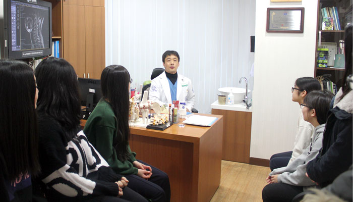 목동자생한방병원 김재중 원장이 목동고등학교 학생들을 대상으로 한의사에 대해 설명하고 있다