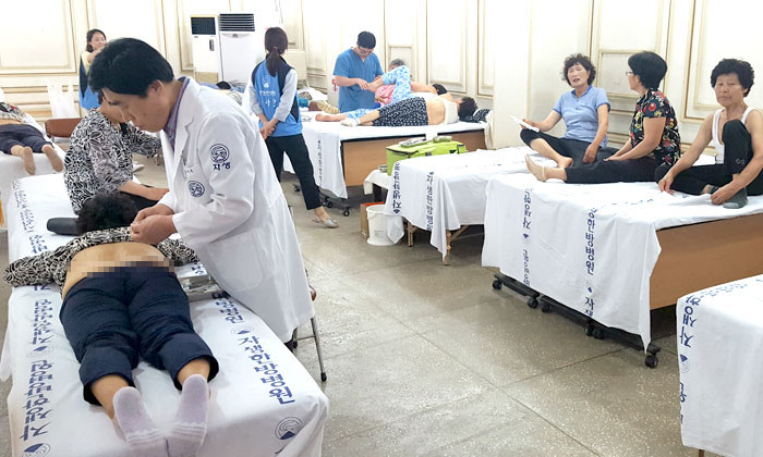 충남 당진 고대농협 강당에서 자생한방병원 의료진이 한방의료봉사를 실시하고 있다
