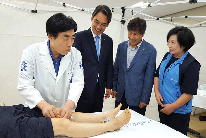 고령농업인을 진료하고 있는 자생한방병원의 유한길 원장과 의료봉사 현장을 찾은 이순선 인제군수