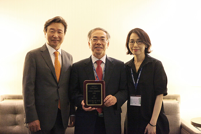 (왼쪽부터)자생의료재단 신준식 명예이사장과 서울대 천연물과학연구소 이상국 교수, 자생의료재단 척추관절연구소 정화진 박사가 최우수논문상 수상 후 사진 촬영을 하고 있다.