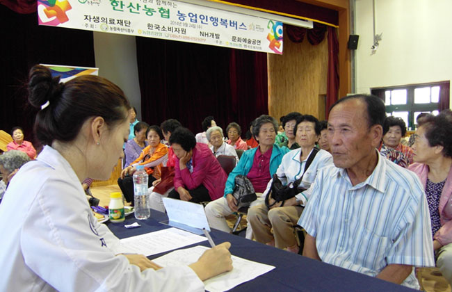 남양주 진건읍 어르신들에게  의료상담 하는 모습